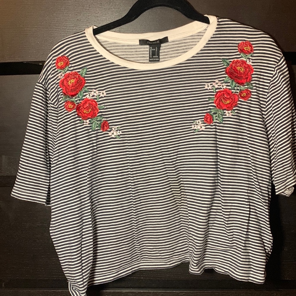 Size L Crop Top Striped Flower Embroidered